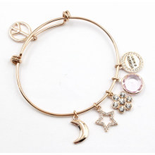 Bangle feito sob encomenda com encantos